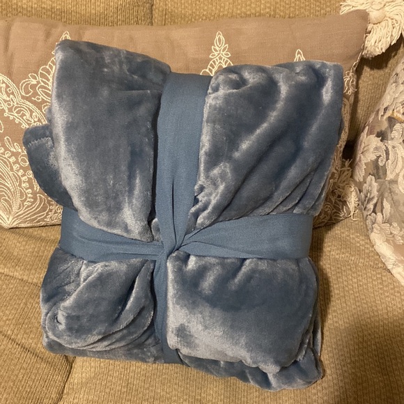 💙NWT Berkshire Heritage Collection Oversized Blanket/Throw - Picture 4 of 8